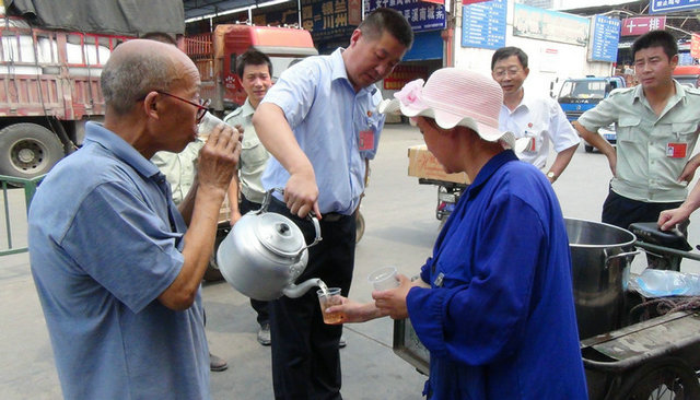 三伏天为一线的员工送绿豆汤