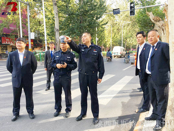 西安市公安局交警支队新城大队队长朱安实地调研西安GA黄金甲·康复路商贸广场 周边交通组织情况